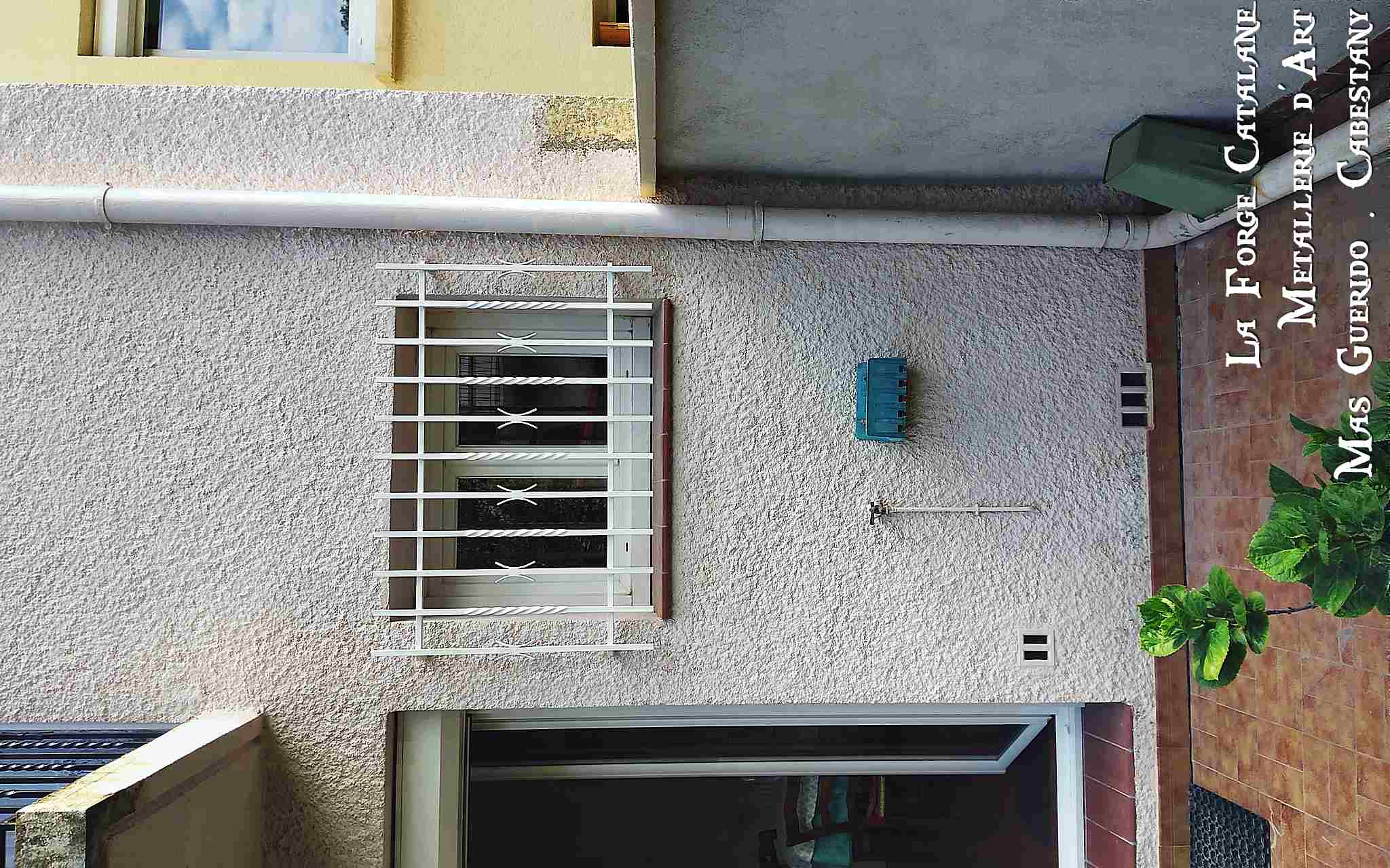 grille de protection fixe avec barreaux torsade alterne avec barreaux motif en x forge catalane.jpg